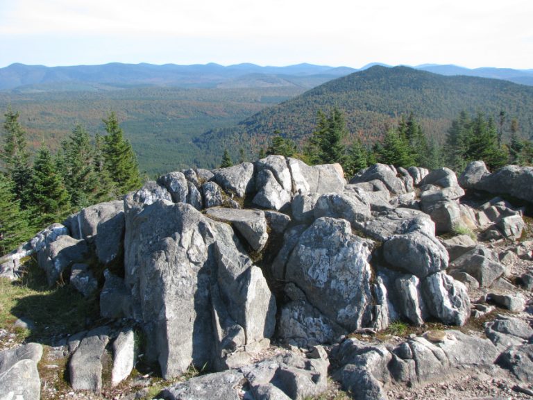 Le faux sommet de la montagne de Marbre avec vue vers les Twin Peaks et mont Gosford 1 768x576